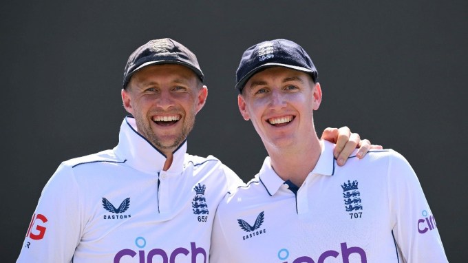 <strong>જો રૂટે 288 ઇનિંગ્સમાં 39 મી સદી ફટકારી </strong>: જો રૂટે ટેસ્ટ ક્રિકેટમાં 39 સદી ફટકારવા માટે 288 ઈનિંગ્સ રમ્યો છે. ટેસ્ટ ક્રિકેટમાં સૌથી ઓછી ઈનિંગમાં 39 સદી ફટકારનારા બેટ્સમેનોની યાદીમાં તે ચોથા ક્રમે આવી ગયો છે. સચિન તેંડુલકરે ટેસ્ટ ક્રિકેટમાં સૌથી ઓછી ઈનિંગમાં 39 સદી ફટકારી છે. આ માટે સચિન 239 ઈનિંગ્સ રમ્યો હતો. રિકી પોન્ટિંગ 239 ઇનિંગ્સ સાથે બીજા, કાલિસ 245 ઇનિંગ્સ સાથે ત્રીજા ક્રમે છે.(તસવીર - સોશિયલ મીડિયા)