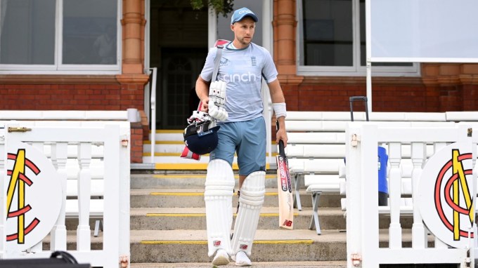 <strong>હોમ ગ્રાઉન્ડ પર સૌથી વધુ સદી </strong>: જો રૂટે પોતાના હોમ ગ્રાઉન્ડ પર ટેસ્ટ ક્રિકેટ કરિયરની 24મી સદી ફટકારી હતી અને હવે તે ટેસ્ટ ક્રિકેટ ઈતિહાસમાં હોમગ્રાઉન્ડ પર સૌથી વધુ સદી ફટકારનાર પ્લેયર બની ગયો છે. તેણે મહેલા જયવર્દને, જેક કાલીસ અને રિકી પોન્ટિંગને પાછળ છોડી દીધા હતા. ત્રણેય ખેલાડીઓએ પોતપોતાના હોમ ગ્રાઉન્ડ પર 23-23 સદી ફટકારી હતી. સચિનના નામે 22 સદી છે.(તસવીર - સોશિયલ મીડિયા)