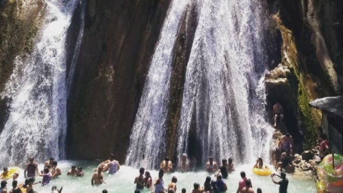 <strong>કેમ્પટી ધોધ </strong>: મસૂરથી લગભગ 15 કિમી દૂર સ્થિત કેમ્પ્ટી ધોધ ખૂબ જ સુંદર ધોધ છે. અહીં વહેતું પાણી પર્વતો પરથી પડતા કુદરતી સ્વિમિંગ પૂલ જેવું દૃશ્ય બનાવે છે. લોકો અહીં સ્નાન કરવા, ફોટોગ્રાફી કરવા અને પરિવાર સાથે પિકનિક કરવા આવે છે. નજીકમાં ખાવા-પીવાની દુકાનો અને નાની દુકાનોની ભરમાર પણ છે. (તસવીર -સોશિયલ મીડિયા)