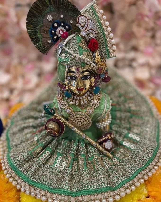 ખાસ વાત એ છે કે લોકો લાડુ ગોપાલના ડ્રેસ ડેકોરેશનમાં પોતાની લાગણીઓ તેમજ ક્રિયેટિવિટી ઉમેરે છે પછી ભલે તે ટ્રેડિશનલ લુક હોય કે કંઈક અનોખું અને રંગબેરંગી. આ રીતે જન્માષ્ટમી પર લડ્ડુ ગોપાલનો સુંદર ડ્રેસ અને ડેકોરેશન ભક્તોના પ્રેમ અને શ્રદ્ધાનું અદ્ભુત સ્વરૂપ બની જાય છે.