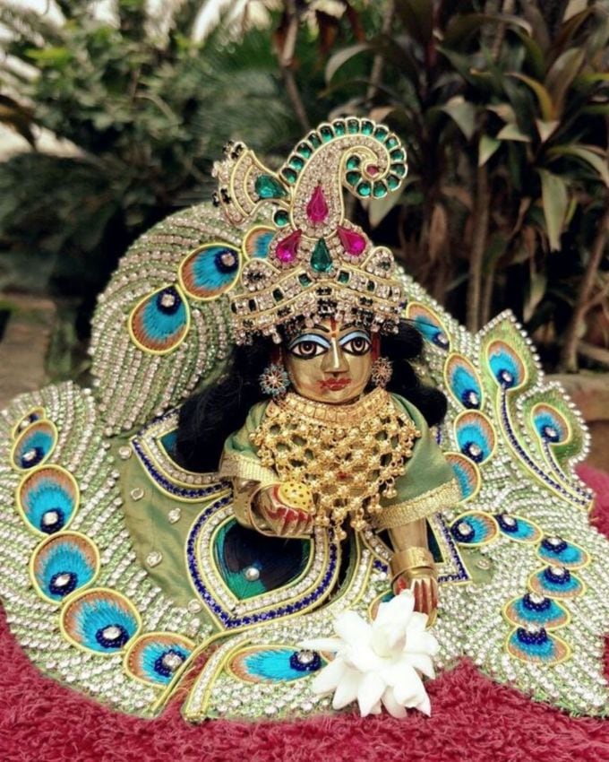 આ સમયે, લાડુ ગોપાલને નવા કપડાં પહેરાવવામાં આવે છે, ફૂલો અને માળાથી શણગારવામાં આવે છે, અને શંખ અને ઘંટના નાદ વચ્ચે અભિષેક કરવામાં આવે છે. તેમને મીઠાઈઓ, માખણ, ખાંડ અને ફળ અર્પણ કરવામાં આવે છે.