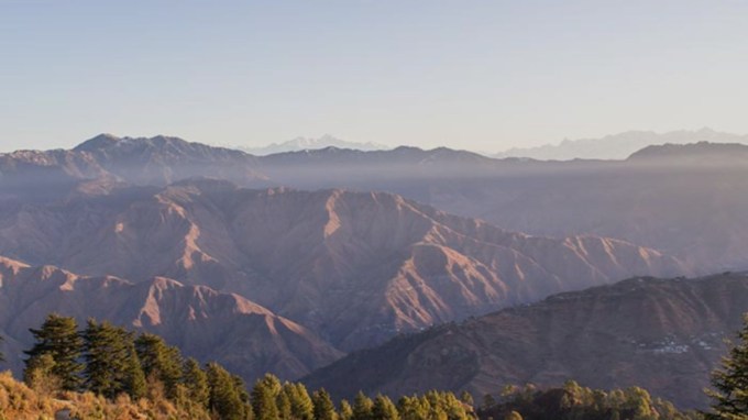 <strong>લાલ ટિબ્બા</strong> : લાલ ટિબ્બા મસૂરીમાં સૌથી ઊંચો વ્યૂ પોઈન્ટ છે, જે લેન્ડોર વિસ્તારમાં સ્થિત છે. અહીંથી કેદારનાથ અને બદ્રીનાથના બરફથી ઢંકાયેલા શિખરો ટેલિસ્કોપ દ્વારા સ્પષ્ટ રીતે જોઈ શકાય છે. શાંત વાતાવરણ અને પ્રકૃતિનો અદ્ભુત સંગમ તેને ખૂબ જ ખાસ બનાવે છે. (તસવીર -સોશિયલ મીડિયા)