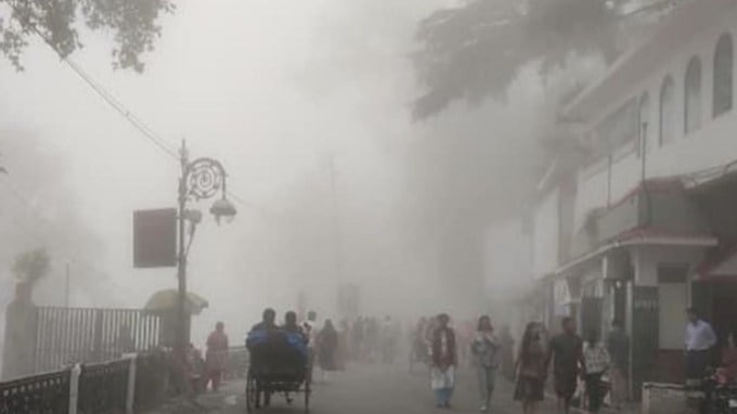 <strong>મોલ રોડ </strong>: મોલ રોડ મસૂરીમાં સૌથી વ્યસ્ત અને જીવંત વિસ્તાર છે. તે કાફે, શોપ્સ, ગેમિંગ ઝોન અને સ્થાનિક આર્ટ્સની દુકાનોથી ભરેલો છે. પ્રવાસીઓ અહીં ફરે છે અને ખરીદી કરે છે અને પહાડી ભોજનનો સ્વાદ ચાખે છે. સાંજે, જ્યારે હળવી ઠંડક અને પ્રકાશ હોય છે ત્યારે તેનો નજારો વધુ સુંદર લાગે છે. (તસવીર -સોશિયલ મીડિયા)