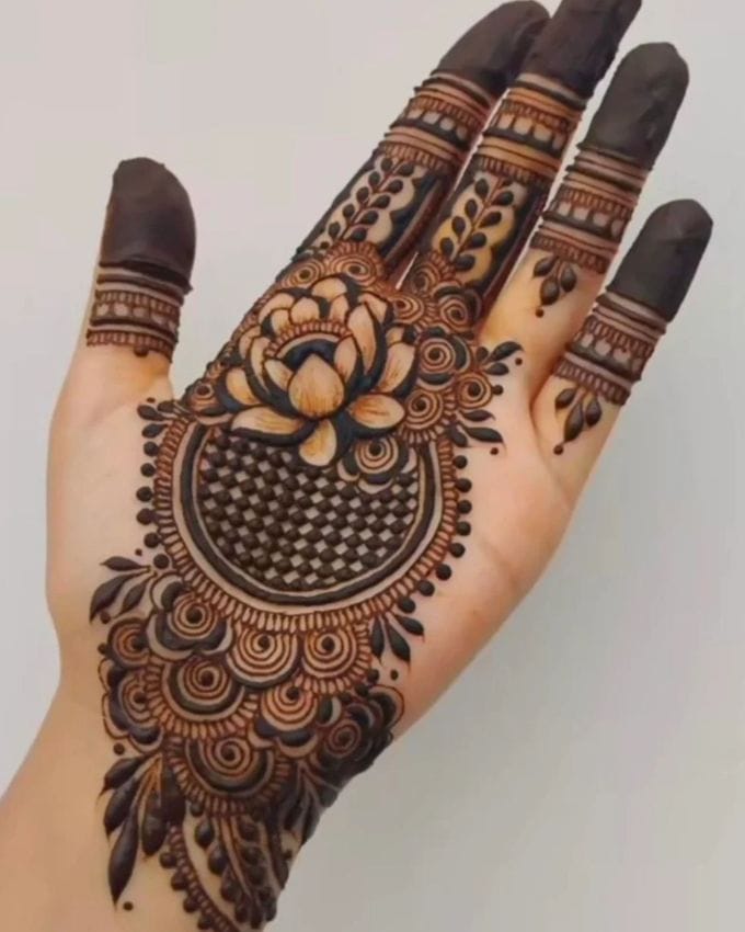 આજકાલ, ઇન્ટરનેટ પર ઘણી સરળ મહેંદી ડિઝાઇન ઉપલબ્ધ છે જે એક શિખાઉ માણસ પણ સરળતાથી લાગુ કરી શકે છે.ફ્લોરલ વાઈન, મંડલા સ્ટાઇલ અને ફિંગર ટીપ મહેંદી જેવી સ્ટાઇલ ફક્ત સુંદર જ નથી લાગતી, પણ તેને લગાવવામાં પણ વધુ સમય લાગતો નથી.