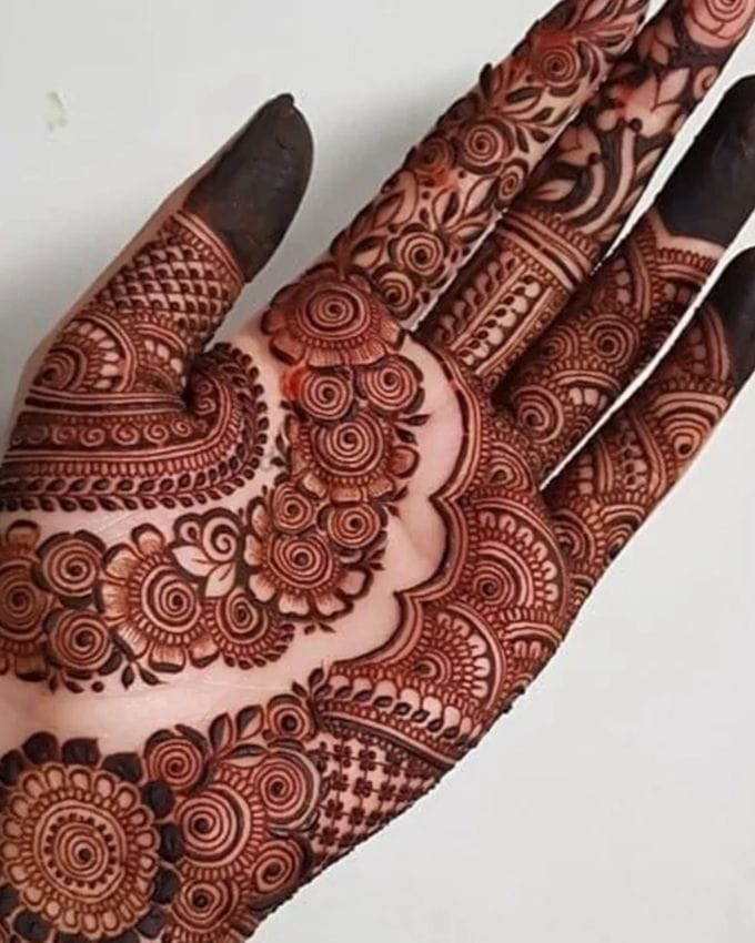 પરંતુ દર વખતે પાર્લરમાં જઈને મહેંદી લગાવવી શક્ય નથી, ખાસ કરીને જ્યારે તમારી પાસે ઓછો સમય હોય અથવા બજેટ ઓછું હોય.આવી સ્થિતિમાં, તમે ઘરે કેટલીક સરળ અને આકર્ષક મહેંદી ડિઝાઇન અજમાવી શકો છો