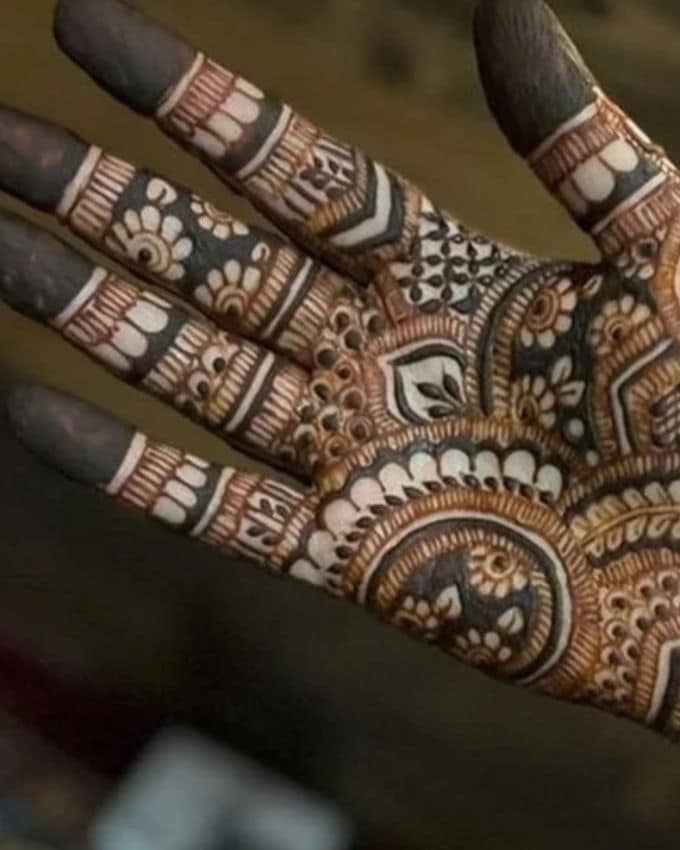 તમે YouTube અથવા Instagram પર ટ્યુટોરિયલ્સ જોઈને આ ડિઝાઇન સરળતાથી શીખી શકો છો.