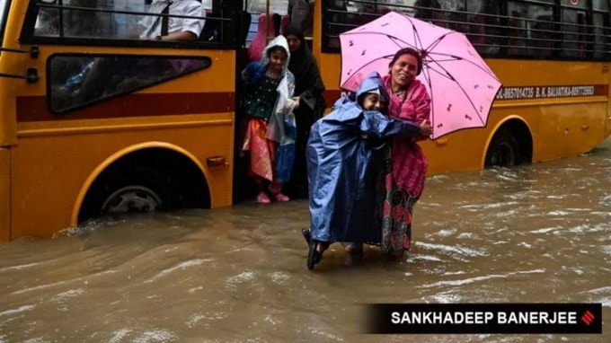 પોલીસે કહ્યું કે અમારા અધિકારીઓ અને કર્મચારીઓ પુરી રીતે સતર્ક છે. કોઈ પણ કટોકટીની સ્થિતિમાં 100/ 112/103 ડાયલ કરો. (એક્સપ્રેસ ફોટો)