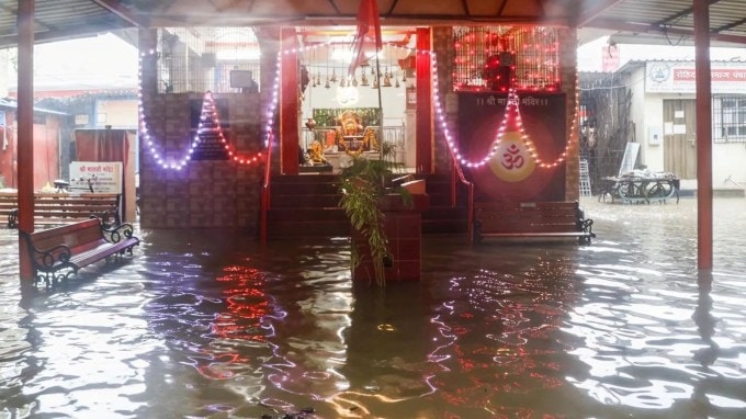 મુંબઈમાં ભારે વરસાદથી એક મંદિરની આસપાસ પાણી ભરાઇ ગયું હતું. (એક્સપ્રેસ ફોટો)
