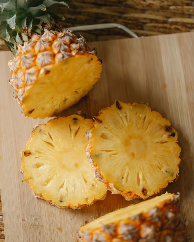 <strong>Pineapple Benefits In Gujarati | </strong>અનાનસ (Pineapple) માં પુષ્કળ પ્રમાણમાં પોષક મૂલ્ય હોય છે. આ સુપર ફળ હૃદય રોગ, ડાયાબિટીસ, લીવર સ્વાસ્થ્ય અને સ્થૂળતાને અસરકારક રીતે દૂર કરી શકે છે. તે વજન ઘટાડવામાં અને પાચનમાં સુધારો કરવામાં મદદ કરવા સહિત ઘણા સ્વાસ્થ્ય લાભો પ્રદાન કરે છે. જોકે, તેનું સેવન સાવધાની સાથે કરવાની જરૂર છે. 
