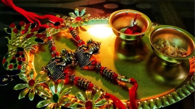 ઉત્તરાખંડની રક્ષાબંધન : દેવભૂમિ ઉત્તરાખંડમાં, દેવતાઓને રક્ષાસૂત્ર બાંધવામાં આવે છે, અહીં પંડિત શ્રાવણ મહિનામાં રક્ષાબંધન પર ધાર્મિક વિધિઓ કરે છે, જેમાં રક્ષાસૂત્ર યજમાનને બાંધવામાં આવે છે. અહીં આ તહેવાર ધાર્મિકતા અને આધ્યાત્મિકતાનું પ્રતીક છે. (photo-social media)