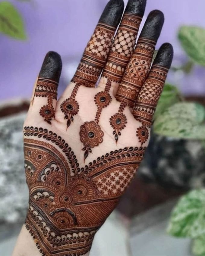 સૌથી સારી વાત એ છે કે આ ડિઝાઇન માટે તમારે મોંઘા કોન કે ટૂલ્સની જરૂર નથી, બજારમાં મળતા સસ્તા મહેંદી કોન પણ સારો રંગ આપે છે. 