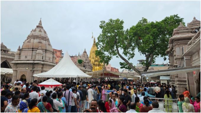 કાશી વિશ્વનાથ મંદિર, વારાણસી: કાશી વિશ્વનાથ મંદિર માત્ર એક ધાર્મિક સ્થળ નથી, પરંતુ શ્રદ્ધા, મુક્તિ અને પરંપરાનું પ્રતીક પણ છે. આ મંદિર 12 જ્યોતિર્લિંગોમાં શામેલ છે. તેને શિવનું પ્રિય શહેર પણ કહેવામાં આવે છે, જ્યાં ભોલેનાથ પોતે દરેક ક્ષણે અહીં રહે છે. એવું માનવામાં આવે છે કે જે વ્યક્તિ કાશીમાં અંતિમ શ્વાસ લે છે, ભગવાન શિવ પોતે તેના કાનમાં 'તારક મંત્ર'નો પાઠ કરે છે.(photo-X)