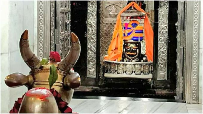 શ્રી મહાકાલેશ્વર મંદિર, ઉજ્જૈન : શ્રી મહાકાલેશ્વર મંદિર ઉજ્જૈનનું ગૌરવ છે અને તે 12 જ્યોતિર્લિંગોમાંનું એક પણ છે, ખાસ વાત એ છે કે આ એકમાત્ર દક્ષિણમુખી જ્યોતિર્લિંગ છે, જેને ખૂબ જ શક્તિશાળી માનવામાં આવે છે. અહીં શિવને મહાકાલ કહેવામાં આવે છે. મંદિરની અનોખી પરંપરા ભસ્મ આરતી છે, જે દરરોજ પરોઢિયે થાય છે.(photo-X)