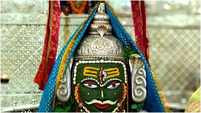 શ્રાવણ મહિનામાં ભક્તોની ભારે ભીડને ધ્યાનમાં રાખીને, મંદિર વહીવટ અને ઘણી ધાર્મિક સંસ્થાઓ મફત રહેવા અને ભોજન માટે ઉત્તમ વ્યવસ્થા કરે છે. ઉજ્જૈનમાં હાજર ધર્મશાળાઓ અને ટ્રસ્ટો ભક્તોને સ્વચ્છ રૂમ પૂરા પાડે છે. દિવસભર અહીં સાત્વિક ભોજન પણ મફતમાં પીરસવામાં આવે છે.(photo-X)