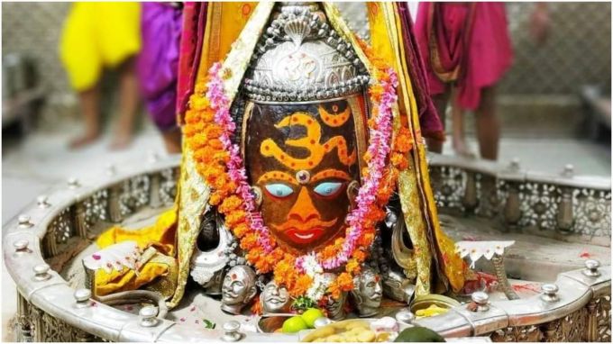 કેવી રીતે પહોંચવું:<br>રેલ્વે સ્ટેશન: ઉજ્જૈન જંકશન (4 કિમી)<br>હવાઈ મથક: ઇન્દોર દેવી અહિલ્યાબાઈ હોલકર એરપોર્ટ (55 કિમી)<br>ઉજ્જૈન શહેરમાં સ્થાનિક ઓટો પણ ચાલે છે, અહીં ટેક્સી અને બસ સુવિધાઓ પણ ઉપલબ્ધ છે, જેના કારણે મંદિર પરિસર સુધી પહોંચવું સરળ બને છે.(photo-X)