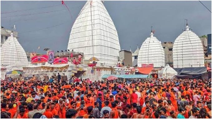 બાબા વૈદ્યનાથ ધામ, દેવઘર : બાબા વૈદ્યનાથ ધામ, જેને બાબા ધામ તરીકે પણ ઓળખવામાં આવે છે, તે ઝારખંડના દેવઘરમાં સ્થિત એક પ્રાચીન અને પ્રખ્યાત શિવ મંદિર છે. તે બાર જ્યોતિર્લિંગોમાં પણ સામેલ છે. એવું માનવામાં આવે છે કે રાવણે ભગવાન શિવને પ્રસન્ન કરવા માટે કઠોર તપસ્યા કરી હતી અને તેમની પાસેથી આ શિવલિંગ મેળવ્યું હતું, જેને તે લંકા લઈ જવાનો હતો, પરંતુ શિવલિંગ દેવઘરમાં સ્થાપિત હતું.(photo-X)