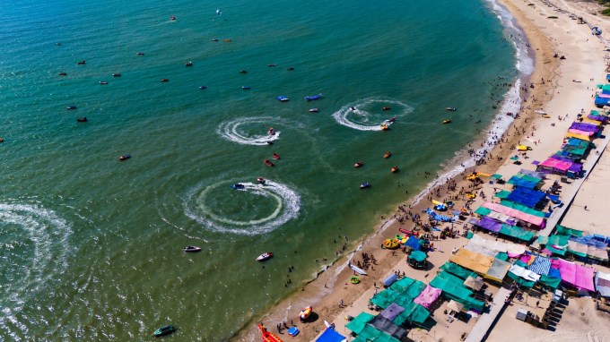 <strong>શિવરાજપુર બીચ : Shivrajpur Beach</strong><br>શિવરાજપુર બીચ ગુજરાતનું પ્રખ્યાત બીચ છે, જે દ્વારકાથી માત્ર 12 કિમી દૂર આવેલું છે. શિવરાજપુર બીચ ભારતનું બ્લુ ફ્લેગ બીચ માન્યતા બીચ છે. આ બીચ પર મુસાફરો સ્નોર્કલિંગ, સ્કુબા ડાઇવિંગ જેવી મનોરંજક પ્રવૃત્તિનો આનંદ માણી શકાય છે. જ્યારે પણ દ્વારકાધીશ મંદિરે દર્શન કરવા જાવ ત્યારે શિવરાજપુર બીચની મુલાકાત અચૂક લેવી. (Photo: Social Media)