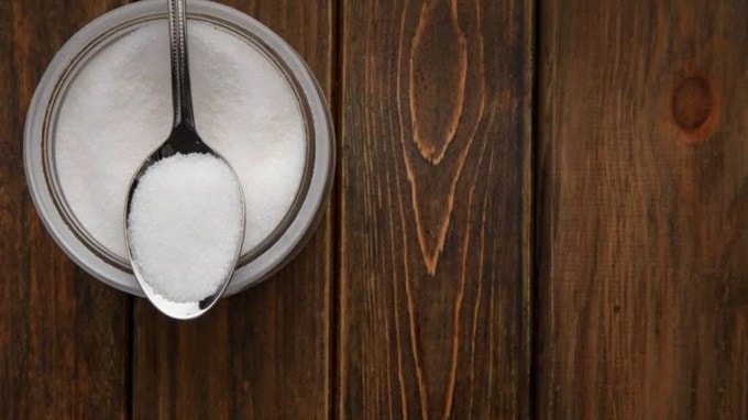 <strong>મીઠાવાળું પાણી </strong>: મીઠું ભેળવેલા પાણીમાં કોગળા કરવાથી પણ ઝણઝણાહટની સમસ્યા દૂર થઈ શકે છે. આ સાથે પ્લાક અને કેવિટીમાંથી પણ રાહત મળી શકે છે. (Photo: Freepik)