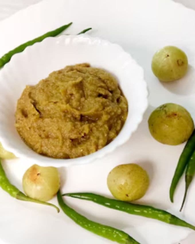 <strong>આમળાની ચટણી</strong> : તમે આમળામાંથી કોથમીર, ફુદીનો અને લીલા મરચાં ઉમેરીને મસાલેદાર ચટણી બનાવી શકો છો. તે ખાવામાં ખૂબ જ સ્વાદિષ્ટ હોય છે.