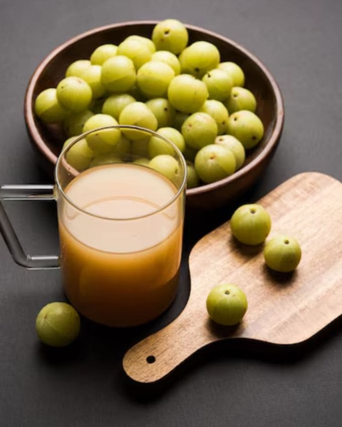 <strong>આમળાનો રસ </strong>: સવારે ખાલી પેટે આમળાનો રસ પીવો ખૂબ જ ફાયદાકારક છે. તેને મધ સાથે ભેળવીને પીવાથી ડિટોક્સિફિકેશન થાય છે અને શરીર તાજગીથી ભરાઈ જાય છે.