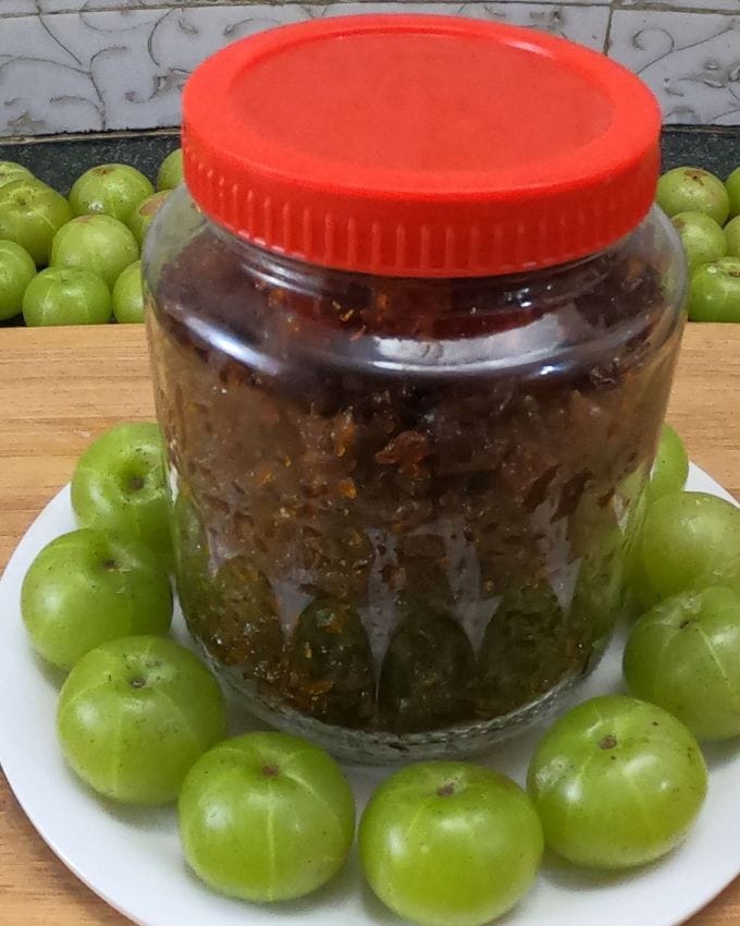 <strong>આમળા મુરબ્બો</strong> : તમે આમળાનો ઉપયોગ મુરબ્બાના રૂપમાં કરી શકો છો. તેને બનાવવા માટે, આમળાને ખાંડની ચાસણીમાં રાંધવામાં આવે છે. મીઠો સ્વાદ હોવા ઉપરાંત, તે ઉર્જા પણ આપે છે અને રોગપ્રતિકારક શક્તિ પણ વધારે છે.