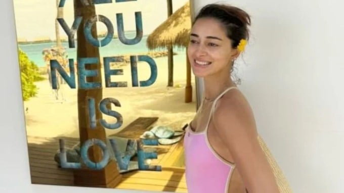 ફોટામાં તેની સાથે એક મિસ્ટ્રી મેન પણ જોવા મળ્યો હતો, જેના કારણે અટકળો શરૂ થઈ હતી કે તે વોકર બ્લેંકો છે. (Photo: Ananya Panday/Instagram)