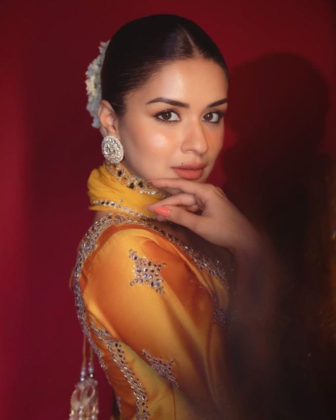 તાજતેરની તસવીરોમાં, અવનીત કૌર ફેસ્ટિવલ આઉટફિટમાં જોવા મળી રહી છે, જેમાં તે ખૂબ જ સુંદર લાગી રહી છે. અવનીત કૌરે ભરતકામ કરેલો હેવી યેલો કલરનું સિલ્ક ફેબ્રિકમાં લોન્ગ કુર્તા સૂટ પહેર્યું છે જેના પર ડીટેલ્ડ સિક્વન્સ વર્ક જોવા મળે છે.