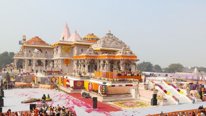 <strong>Ayodhya Ram Mandir : અયોધ્યા રામ મંદિર</strong><br>અયોધ્યામાં રામમંદિર નિર્માણ બાદ મોટી સંખ્યામાં દર્શન કરવા જાય છે. અયોધ્યામાં દિવાળીની ભવ્ય ઉજવણી કરવામાં આવી છે. અયોધ્યામાં નવનિર્મિત રામ મંદિર, હનુમાનગઢી મંદિર, સરયુ નદી કિનારા સહિત ઘણા પ્રાચીન દર્શનિય સ્થળો છે. (Photo : Wikipedia)