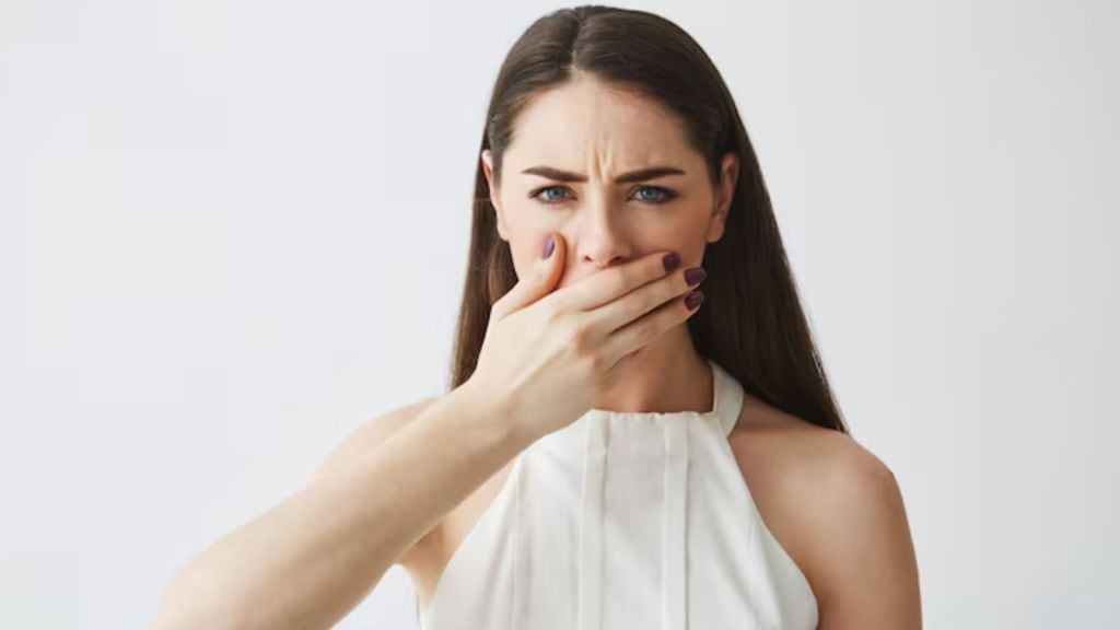 Bad Breath Removing Home Remedies | બે વાર બ્રશ કર્યા પછી પણ મોંમાંથી દુર્ગંધ આવે છે? દૂર કરવાના અસરકારક ઉપાય જાણો