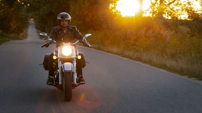 <strong>Top 5 Budget Bikes In India : ભારતમા ટોચની 5 બજેટ ફ્રેન્ડલી બાઇક</strong><br>જીએસટી ઘટતા કાર, બાઇક, સ્કૂટર સહિત વિવિધ વાહનોની કિંમત ઘટી છે. જો તમે એવી નવી બાઇક ખરીદવાનું વિચારો છો, જે પાવરફુલ પર્ફોર્મન્સ આપે અને કિંમત પણ ઓછી હોય તો આ આર્ટીકલ તમને મદદ કરશે. અહીં સૌથી સસ્તી 5 મોટરસાઇકલ વિશે જાણકારી આપી છે. આ બાઇકની કિંમત 55,000 રૂપિયા એક્સ શોરૂમ આસપાસ શરૂ થાય છે. (Photo: Freepik)