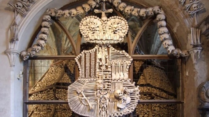 લોકો આ ચર્ચને 'હાડકાંના ચર્ચ' તરીકે પણ ઓળખે છે, કારણ કે તેની દિવાલો, છત અને સજાવટમાં વાસ્તવિક માનવ હાડકાંનો ઉપયોગ કરવામાં આવ્યો છે. (Photo Source: Sedlec Ossuary Project/Facebook)
