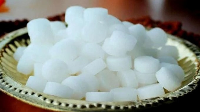 કપૂર અને પાણીના સ્પ્રેની મદદથી તમે સરળતાથી મચ્છરોને ભગાડી શકો છો. તેને ભગાડવા માટે પાણીમાં બે કપૂર ભેળવી દો. (Photo Source: Freepik)