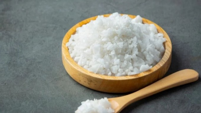 તમે સાંજે ઘરમાં કપૂર પણ બાળી શકો છો. સૌ પ્રથમ એક વાટકીમાં કપૂર લો અને તેને સળગાવો.(Photo Source: Freepik)