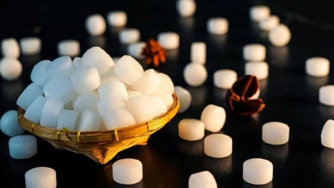 આ સમય દરમિયાન રૂમના દરવાજા અને બારીઓ થોડા સમય માટે બંધ રાખો. કપૂરની ગંધ અને ધુમાડાથી મચ્છર સરળતાથી ભાગી જશે. તમે ઊંઘતા પહેલા આ ઉપાય કરી શકો છો. (Photo Source: Freepik)