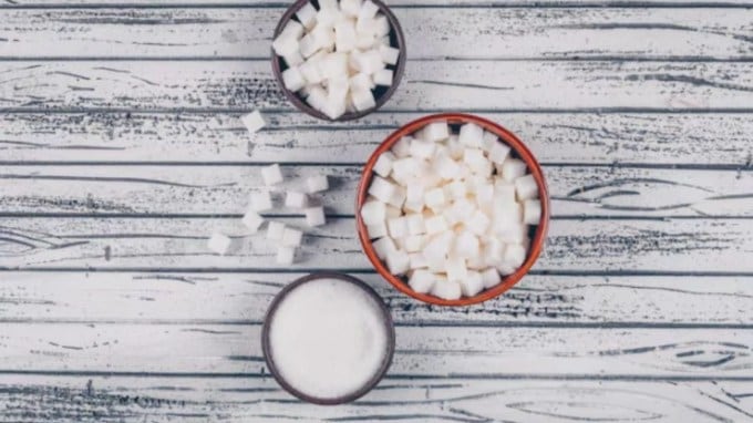 તમે આ દીવો બારી પાસે પણ રાખી શકો છો. લીમડા અને કપૂરની ગંધને કારણે મચ્છર રૂમમાં પ્રવેશતા નથી. (Photo Source: Freepik)