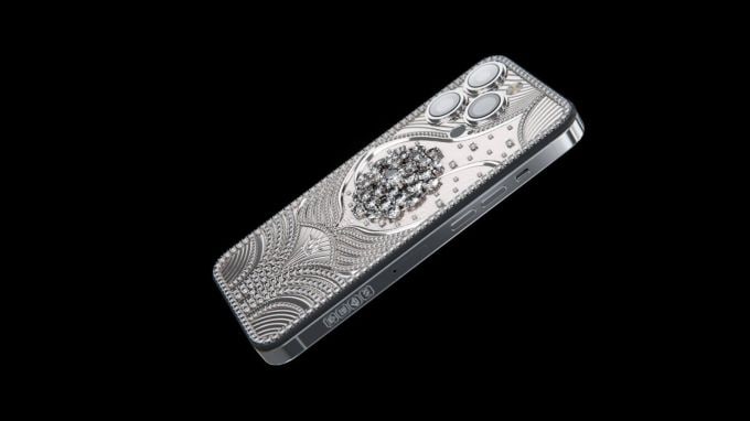 <strong>Caviar iPhone 14 Pro Max Diamond Snowflake Edition</strong><br>આ ફોનની કિંમત અંદાજે 1.3 કરોડ છે. આ ફોનને રશિયાની લક્ઝુરીયસ બ્રાન્ડ કૈવિપરે તૈયાર કર્યો છે. તેમા 18 કેરેટ સોનું, હીરા અને ટાયટેનિમ જડેલું છે. રશિયાના અબજોપતિઓમાં આ ફોન ઘણો ફેવરિટ છે. (Photo: Social Media)
