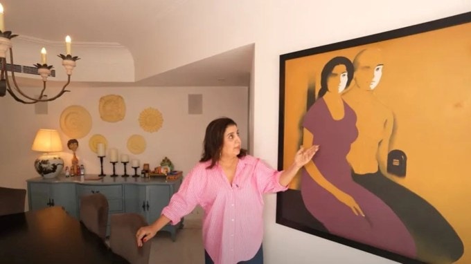 <strong>Chunky Panday Bandra home Inside pics</strong> : ફરાહ ખાન તેના કુક દિલીપ સાથે બોલિવૂડ સ્ટાર્સના ઘરોની મુલાકાત લે છે અને તેના યુટ્યુબ ચેનલ પર વીડિયો શેર કરે છે, જેને લોકો ઘણા પસંદ કરી રહ્યા છે. આ વખતે ફરાહ ખાને અભિનેતા ચંકી પાંડેના ઘરનો હાઉસ ટૂર કર્યો હતા.(Photo: Farah Khan/YouTube)