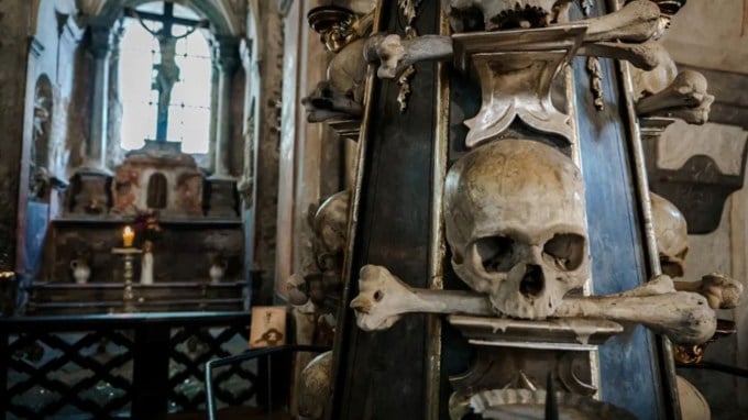 એક દિવાલ પર શ્વાર્ઝેનબર્ગ હાઉસનું શાહી ચિહ્ન પણ હાડકાંથી બનેલું છે. કલાકારે પ્રવેશદ્વાર પાસે હાડકાંથી બનેલા ચર્ચની દિવાલ પર પણ પોતાની સહી છોડી છે. (Photo Source: Sedlec Ossuary Project/Facebook)