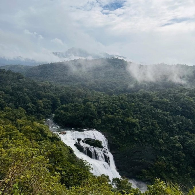 <strong>Coorg Trip : કુર્ગ</strong><br>કર્ણાટકનું કુર્ગ દક્ષિણ ભારતનું કાશ્મિર કહેવાય છે. વાદળો સાથે વાતો કરતા ઉંચા પહાડ, ચારે બાજુ હરિયાળી, ગાઢ ધુમ્મસ પ્રવાસીઓને સ્વર્ગ જેવો અનુભવ કરાવે છે. અહીં મંડલપટ્ટી વ્યૂ પોઇન્ટ, નાન્દ્રોલિંગ મઠ, રાજા સીટ, એબી ધોધ,ધોધઇરુપ્પુ ધોધ સહિત ઘણા સ્થળો પર કુદરતી સૌંદર્યનો નજારો માણી શકાય છે. (Photo: Social Media)