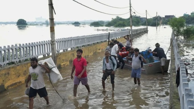 યમુના નદીનું પાણી હવે દિલ્હીના રહેણાંક વિસ્તારોમાં પહોંચી ગયું છે. (Express Photo by Tashi Tobgyal)
