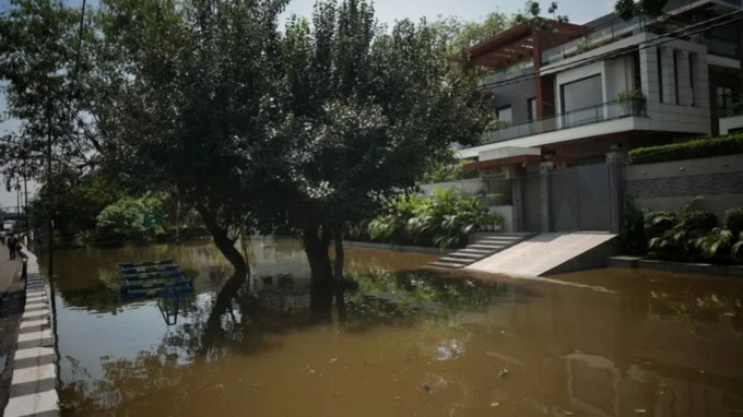 ગુરુવારે સવારે જૂના રેલ્વે પુલ પર પાણીનું સ્તર 207.48 મીટર નોંધાયું હતું. (Express Photo by Tashi Tobgyal)