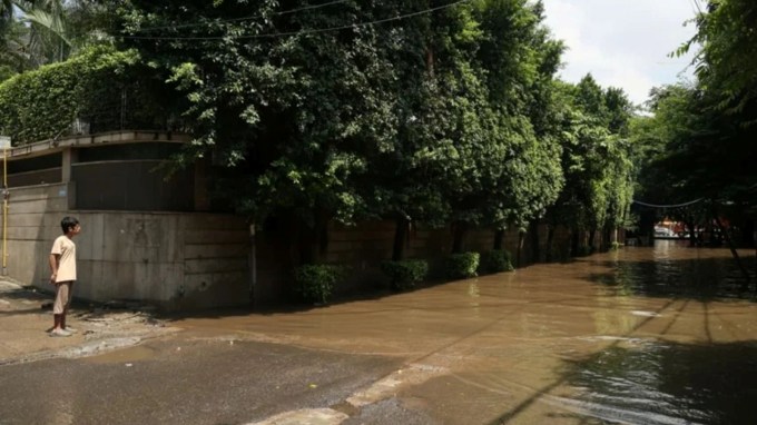 આ ઉછાળાથી નીચાણવાળા વિસ્તારો - મજનુ કા ટીલા, યમુના બજાર, ગીતા કોલોની, મયુર વિહાર, કાશ્મીરી ગેટ અને ગઢી માંડુમાં પાણી ભરાઈ ગયા છે. (Express Photo by Tashi Tobgyal)