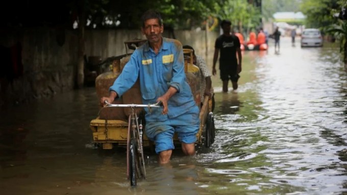 આઇટીઓ, મયુર વિહાર અને ગીતા કોલોની ખાતે રાહત શિબિરો સ્થાપિત કરવામાં આવ્યા છે, જોકે કેટલીક જગ્યાએ આ શિબિરો પણ ડૂબી ગયા છે. દિલ્હીમાં પૂરનું આ દ્રશ્ય લોકોને 1978ના સૌથી ભયાનક પૂરની યાદ અપાવી રહ્યું છે. (Express Photo by Tashi Tobgyal)