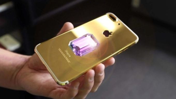 <strong>Falcon Supernova iPhone 6 Pink Diamond Edition</strong><br>જુના આઈફોન 6 મોડલ દુનિયાના સૌથી મોંઘા ફોનની યાદીમાં સૌથી ઉપર છે. તેની કિંમત 400 કરોડ રૂપિયાની (48.5 મિલિયન ડોલર) આસપાસ હોવાનું જણાવાય છે. આ ફોન પર 24 કેરેટ સોનાનું કોટિંગ કરાયેલું છે અને તેના પાછળના ભાગમાં એક પિંક ડાયમંડ (ગુલાબી હીરો) જડેલો છે. એવું કહેવાય છે કે, નીતા અંબાણી સહિત દુનિયાના અમુક જ વ્યક્તિઓ પાસે આ ફોન છે. આ ડિવાઇસ માત્ર ફોન નહીં એક સ્ટેટ્સ સિંબોલ છે. (Photo: Social Media)