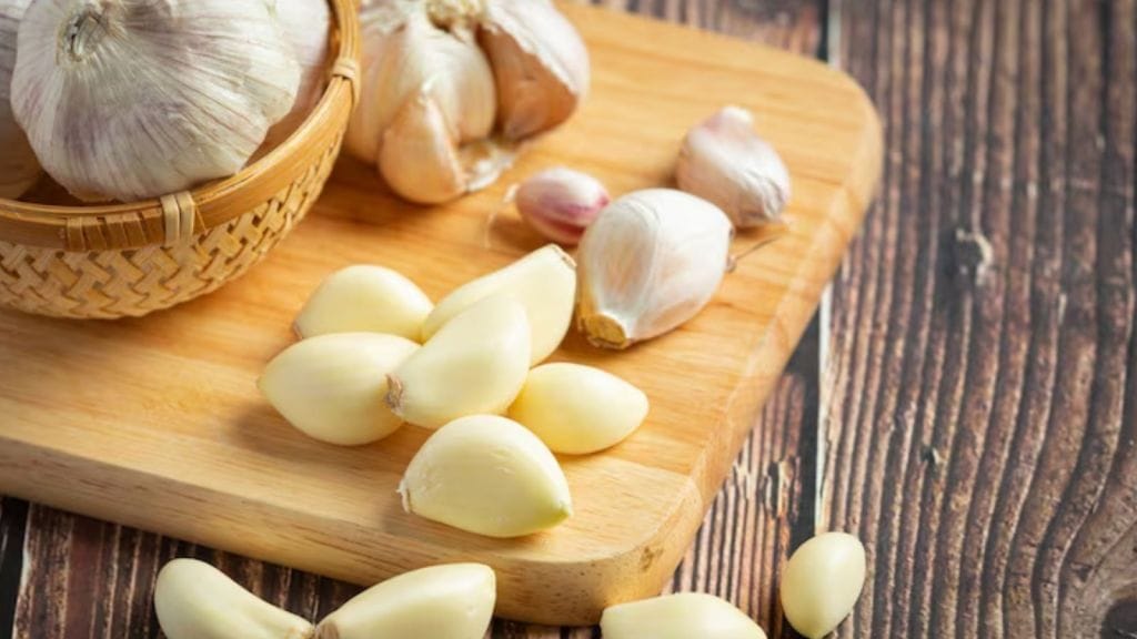 શું ફેટી લીવરની સમસ્યા છે? લસણ ચાવવાનું શરૂ કરો