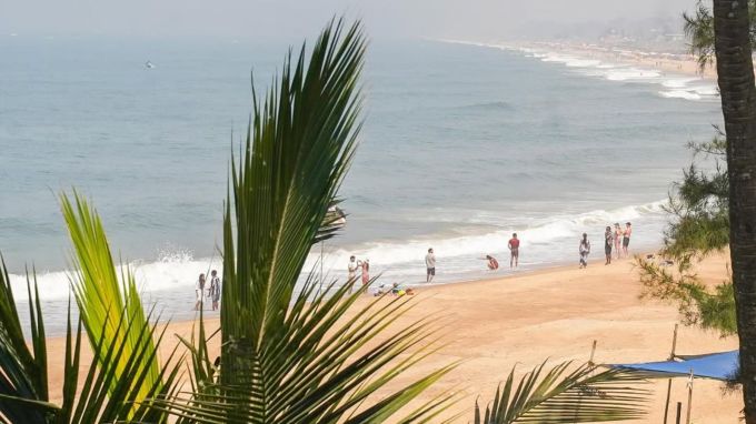 <strong>Goa Trip : ગોવા પ્રવાસ</strong><br>ગોવા દરિયા કિનારે આવેલું ભારતનું પ્રખ્યાત પ્રવાસ સ્થળ છે. કપલ કે ફેમિલી સાથે અહીં ફરવા આવી શકાય છે. ગોવામાં ઘણા સુંદર દરિયા કિનારાના બીચ, ઐતિહાસિક ઇમારતો અને કુદરતી સૌંદર્ય માણવા પ્રવાસીઓ આવે છે. (Photo: Social Media)