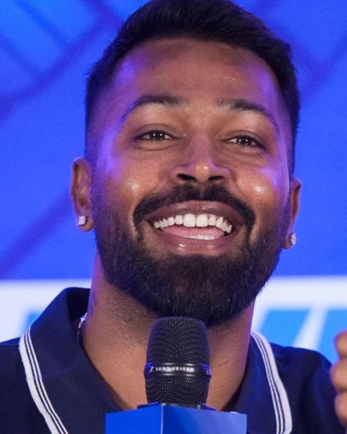 31 વર્ષનો સ્ટાર ક્રિકેટર હાર્દિક પંડ્યા (Hardik Pandya) ફરી એકવાર પોતાના અંગત જીવનને લઈને હેડલાઇન્સમાં છવાઈ ગયો છે. હાર્દિક પંડ્યા નતાશા સ્ટેનકોવિક સાથે છૂટાછેડા અને ગર્લફ્રેન્ડ જાસ્મીન વાલિયા સાથે અલગના રિપોર્ટ બાદ હવે એવું અનુમાન કરવામાં આવી રહ્યું છે કે તે 24 વર્ષીય મોડેલ અને અભિનેત્રી માહિકા શર્મા (mahieka sharma) ને ડેટ કરી રહ્યો છે. ચાહકો તેની નવી ગર્લફ્રેન્ડ વિશે ઉત્સુક છે, પરંતુ અહીં જાણો માહિકા શર્મા કોણ છે?<br>