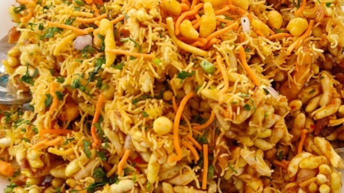 <strong>મુરમુરુ ભેળ:</strong> શાકભાજી અને મસાલાઓ સાથે મિશ્રિત ક્રન્ચી, ઓછી કેલરીવાળો નાસ્તો છે. સાંજે જ્યારે ભૂખ લાગ ત્યારે હળવો પણ સંતોષકારક નાસ્તો છે. (તસવીર : સોશિયલ મીડિયા)