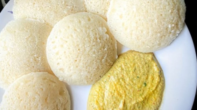 <strong>ઈડલી</strong>: આ બાફેલા નાસ્તામાં કેલરી ઓછી હોય છે, પેટ માટે સરળતાથી પચી જાય છે. વધારાના પ્રોટીન માટે સાંભાર સાથે ખાઇ શકાય છે. (તસવીર : સોશિયલ મીડિયા)