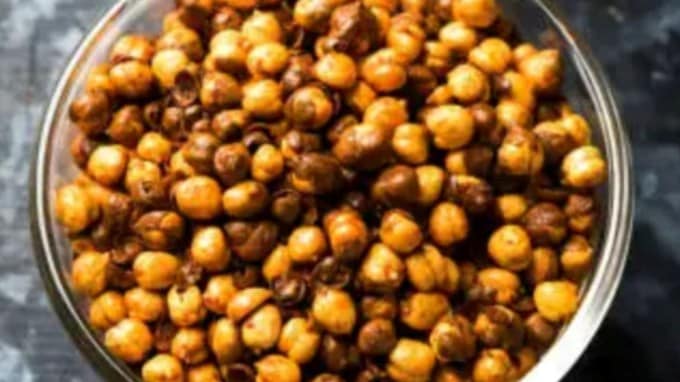 <strong>શેકેલા ચણા: </strong>પ્રોટીન અને ફાઇબરથી ભરપૂર, શેકેલા ચણા તમને લાંબા સમય સુધી પેટ ભરેલું રાખે છે. ગમે ત્યારે ખાવા માટે એક સંપૂર્ણ નાસ્તો છે. (તસવીર : સોશિયલ મીડિયા)